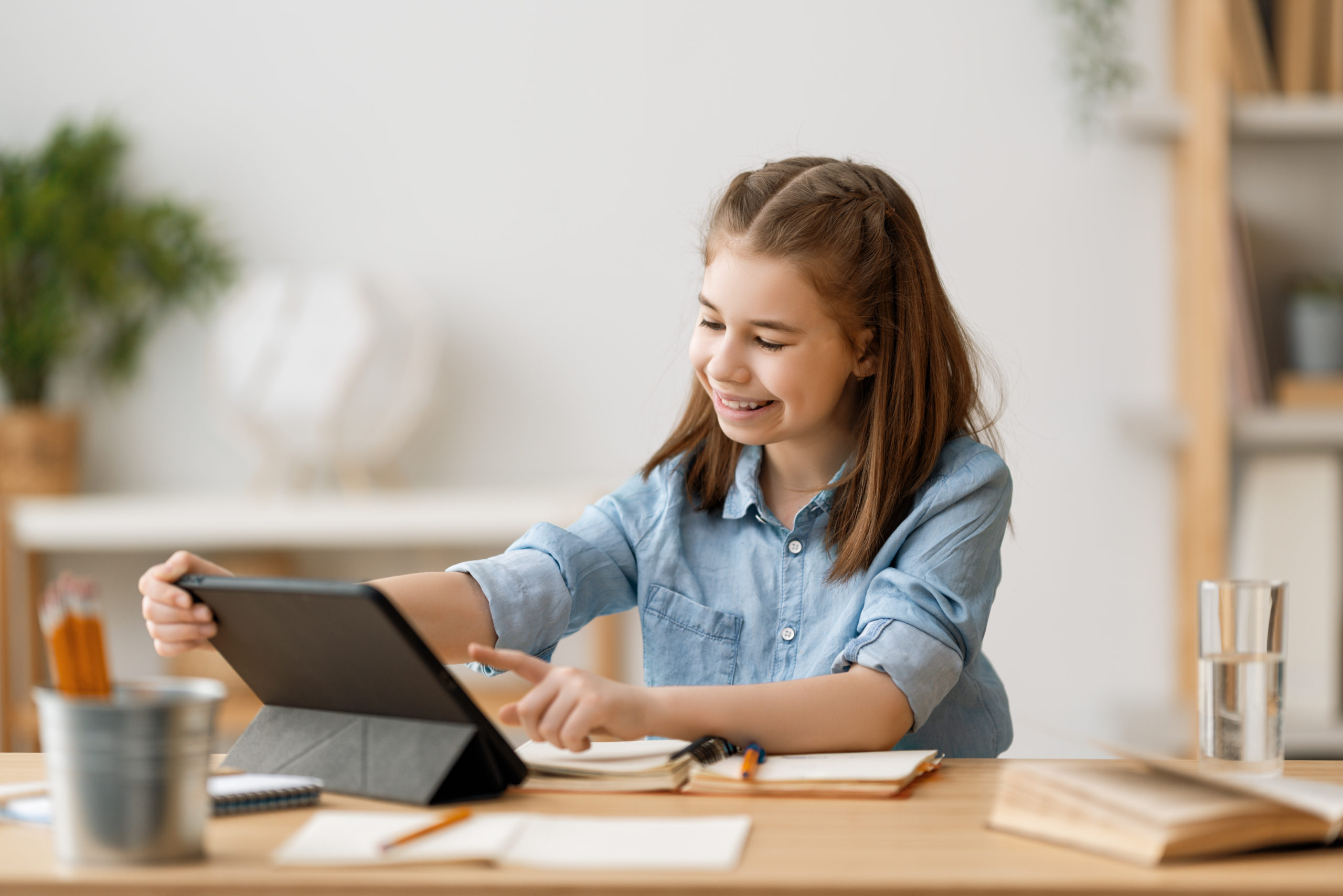 fille utilisant une tablette