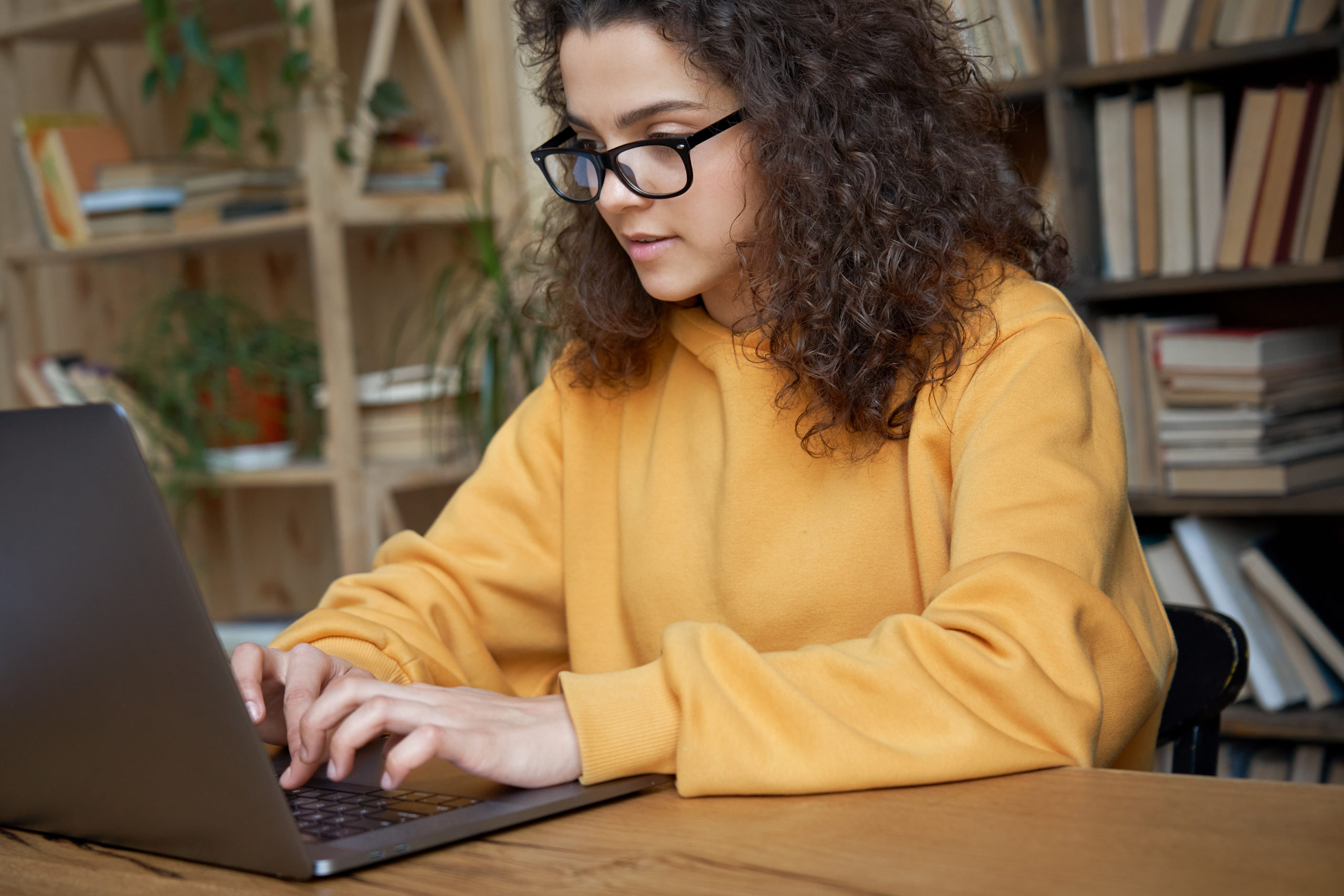 chica que utiliza la tecnología de los exámenes