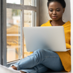 frau-am-laptop-online-lernen