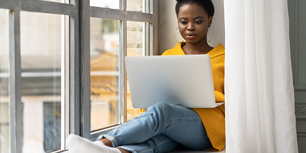 frau-am-laptop-online-lernen