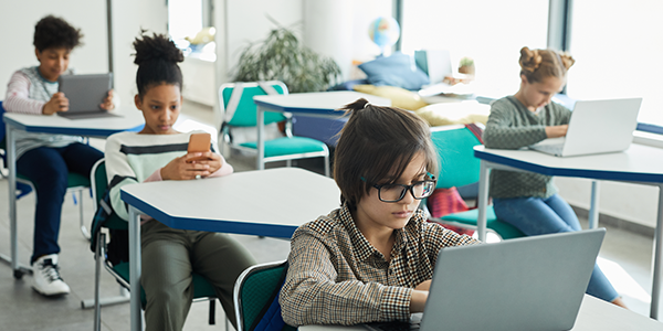 estudiantes que utilizan dispositivos que siguen las normas de la educación abierta