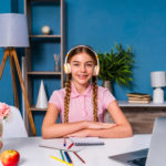 デジタルテスト用のコンピュータを持つ少女