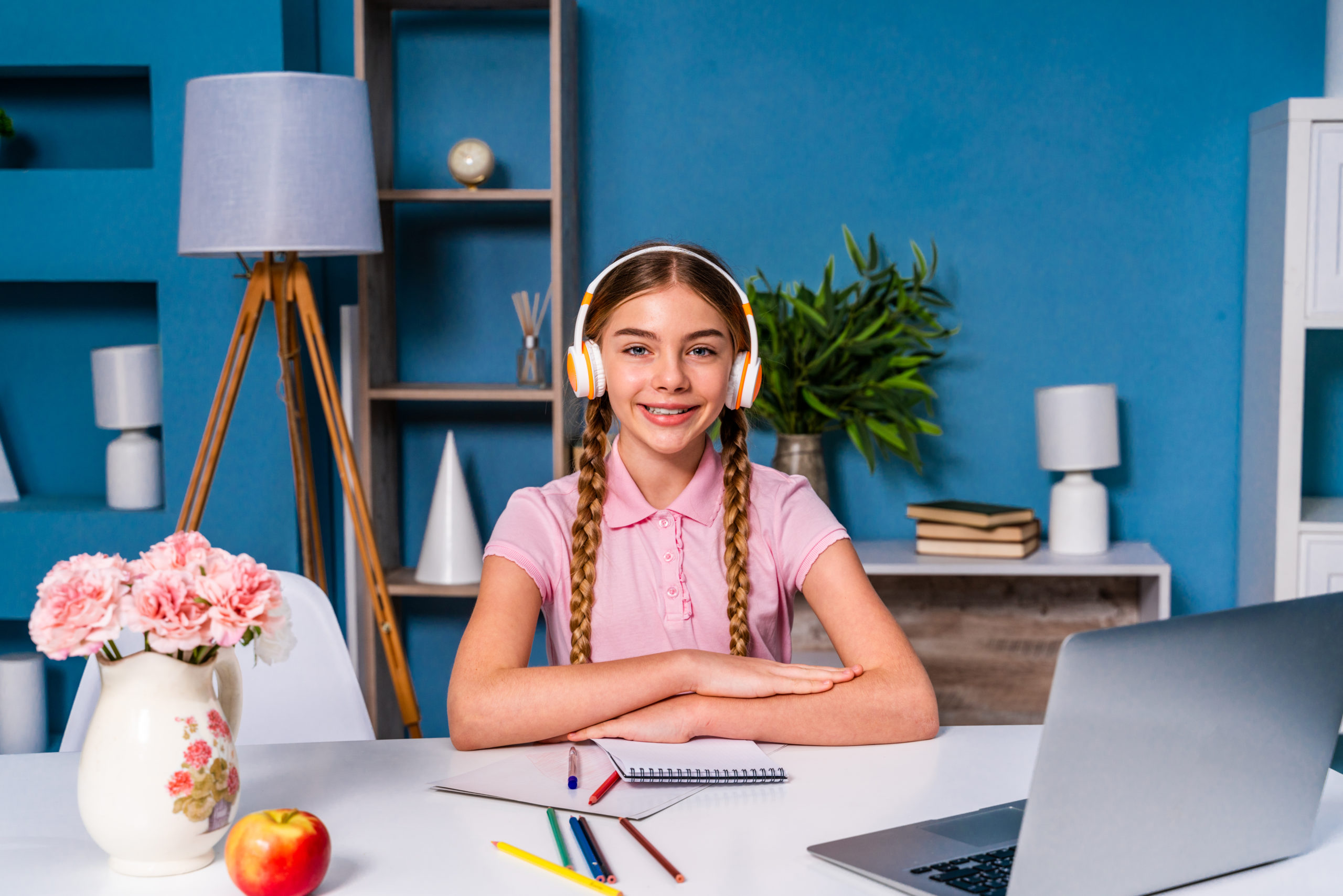 Fille avec un ordinateur pour un test numérique