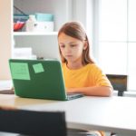 imagen destacada de un estudiante participando en el aprendizaje y la evaluación a distancia