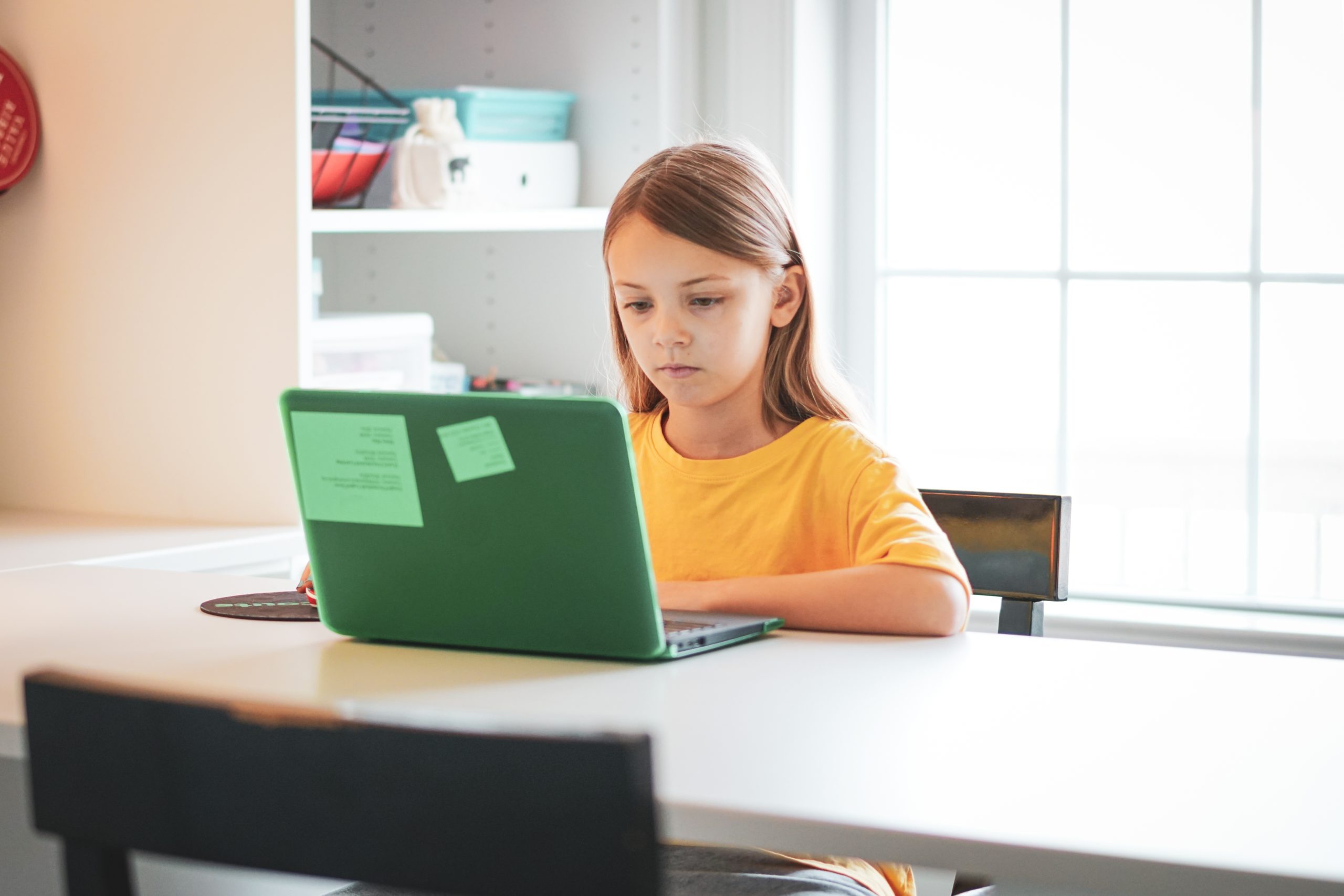 image vedette d'un étudiant participant à l'apprentissage et à l'évaluation à distance