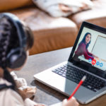 オンライン学習ツールを使うノートパソコンに向かう少女の画像