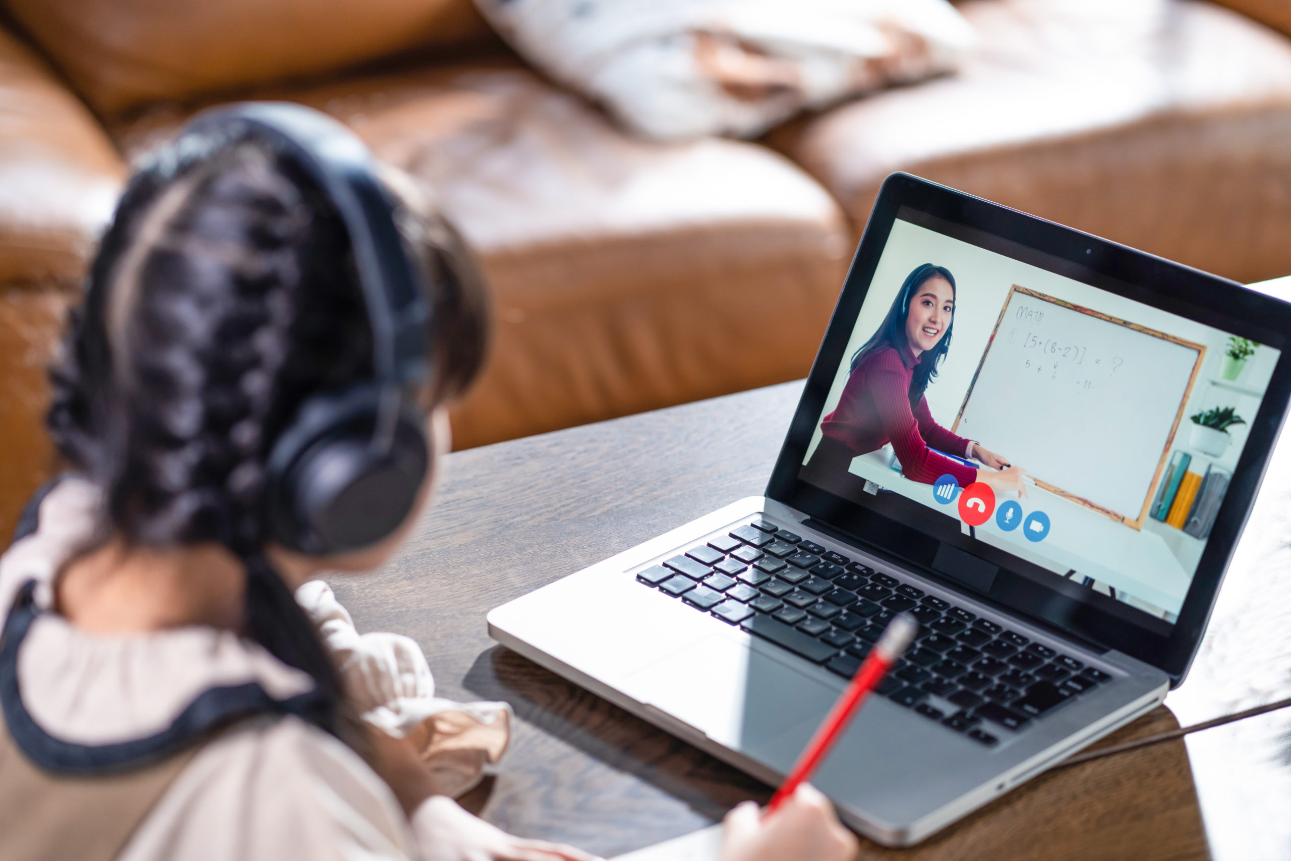 featured image of girl on a laptop using online learning tools