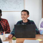 Image en vedette d'étudiants dans une bibliothèque universitaire