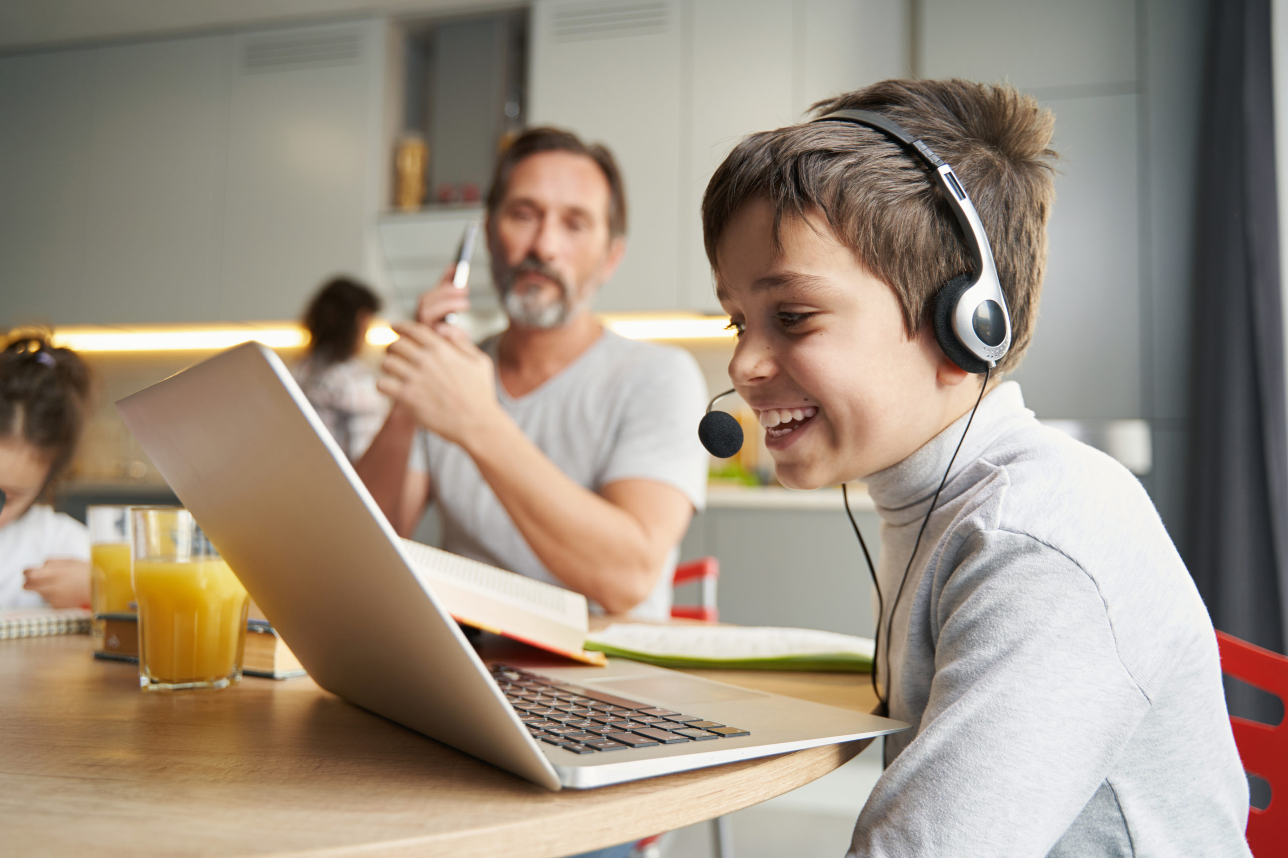 Bild eines Jungen mit Computer und Kopfhörern zur Beurteilung von ELL