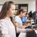 Bild von Schülern im Computerlabor, die einen Test durchführen
