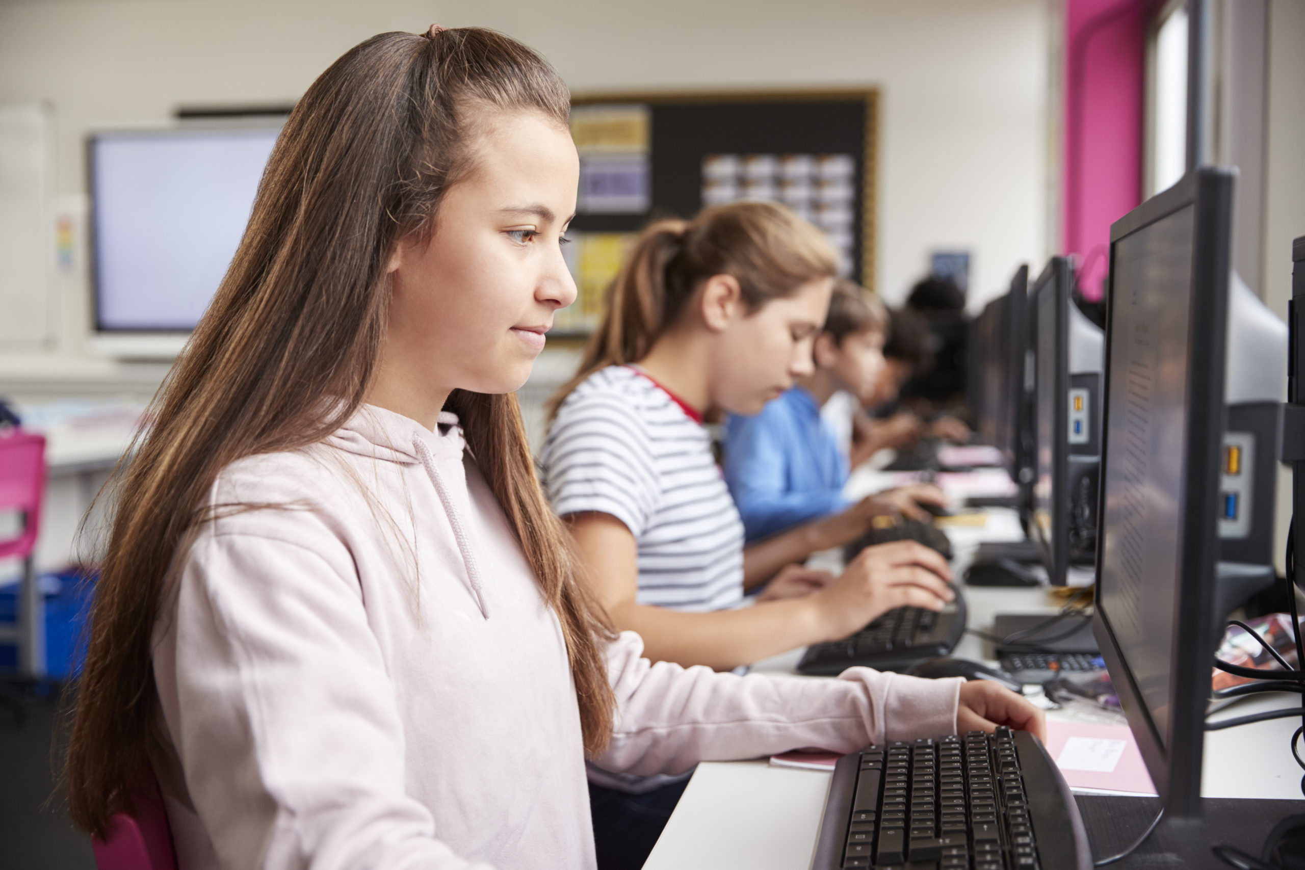 photo d'élèves en salle informatique en train de passer une évaluation