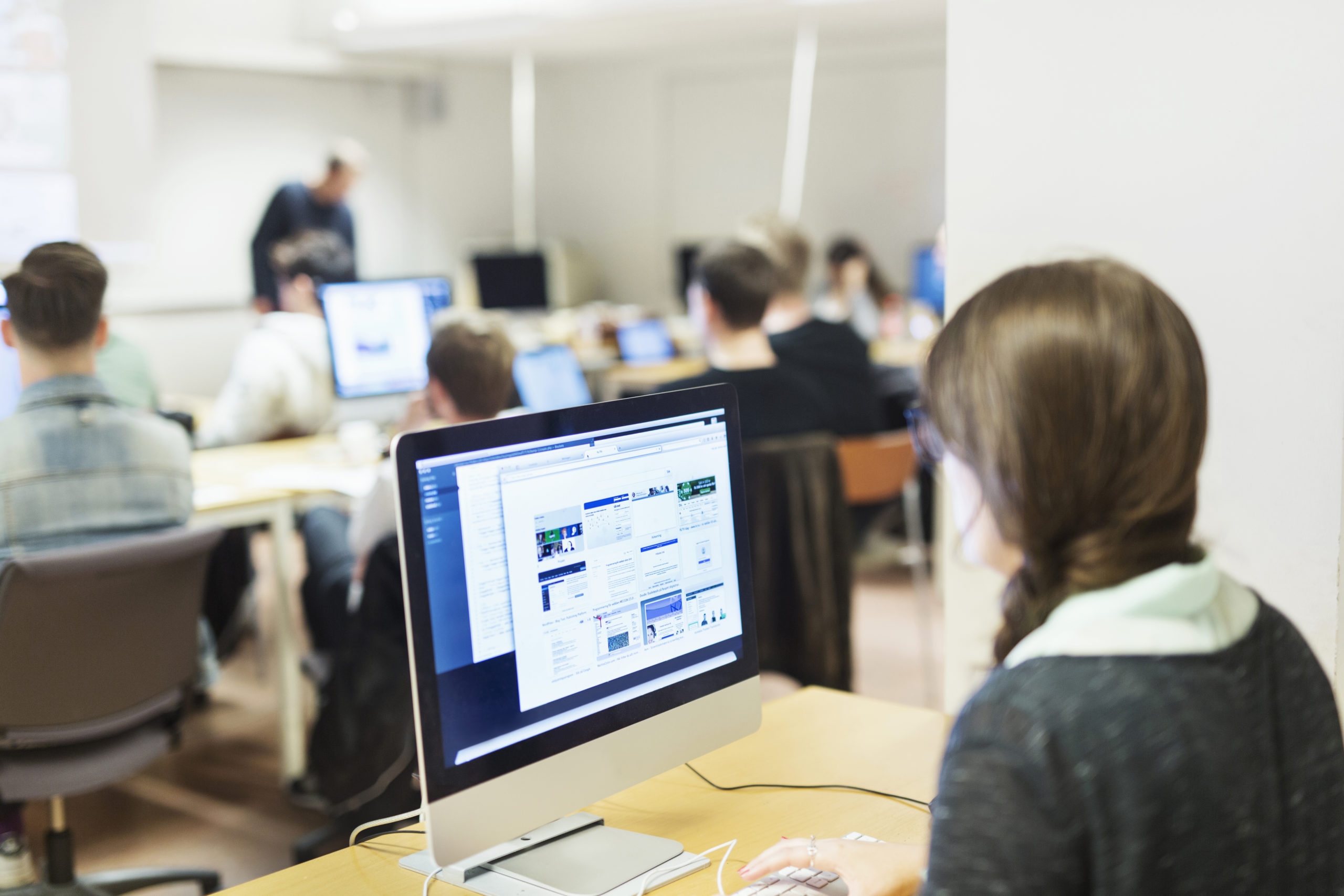 Image en vedette d'un étudiant sur un ordinateur dans un laboratoire en train de passer une évaluation qui garantit la validité de l'examen.