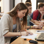 estudiantes trabajando con ordenadores en el laboratorio de informática