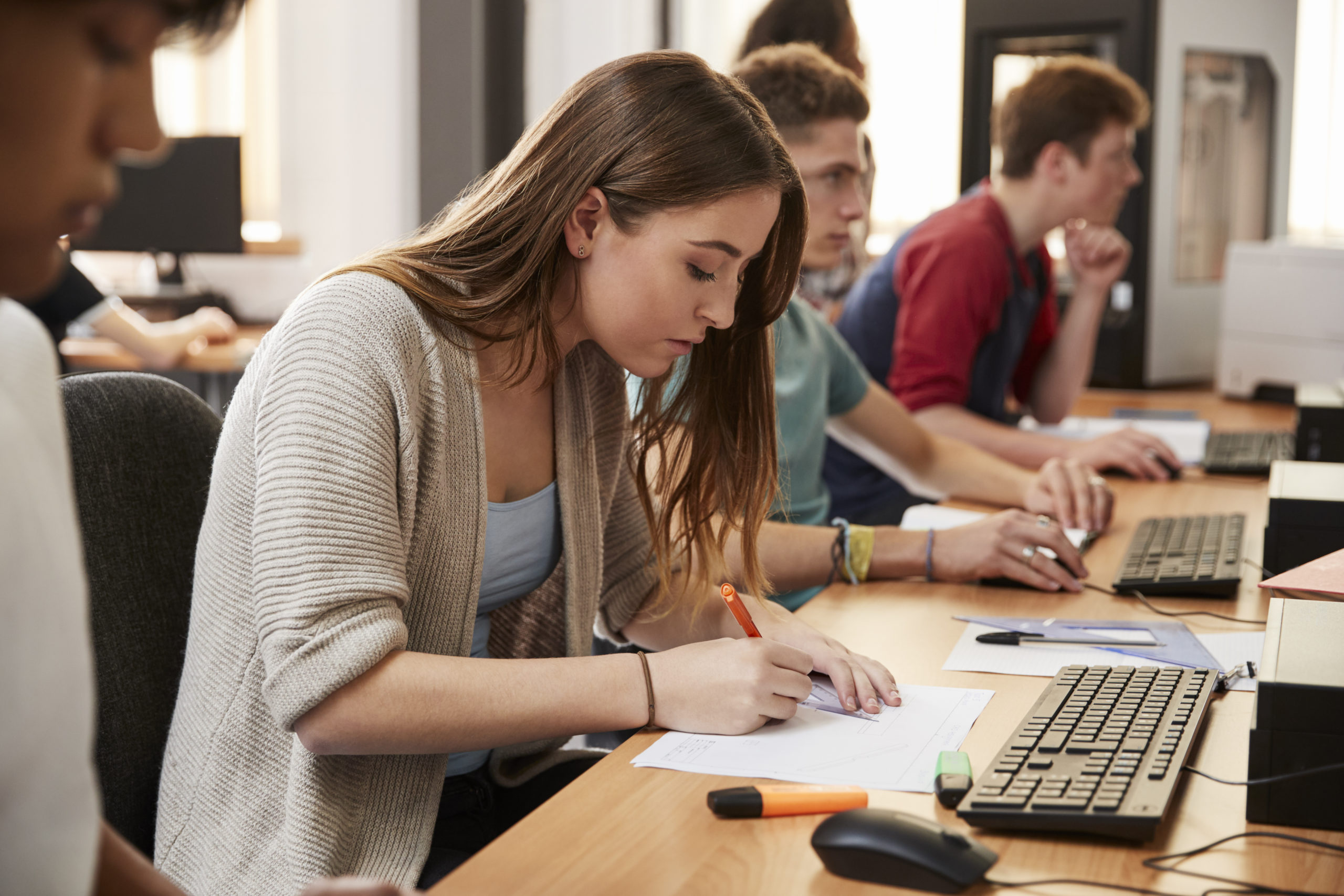 estudiantes trabajando con ordenadores en el laboratorio de informática