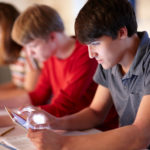 Alumnos que utilizan tabletas en clase