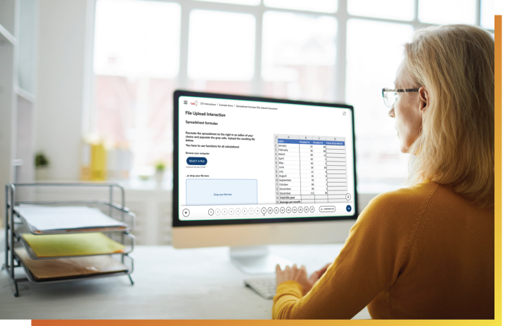 mujer profesional sentada frente al ordenador interactuando con un software de evaluación de certificaciones