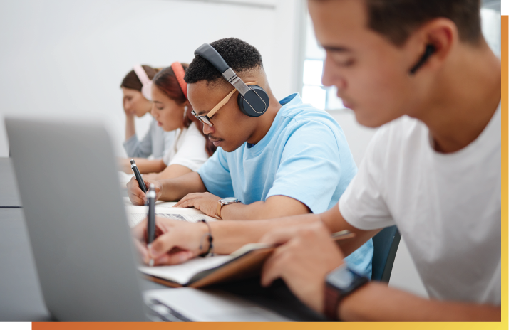 Vue de côté d'étudiants portant un casque et travaillant sur un ordinateur