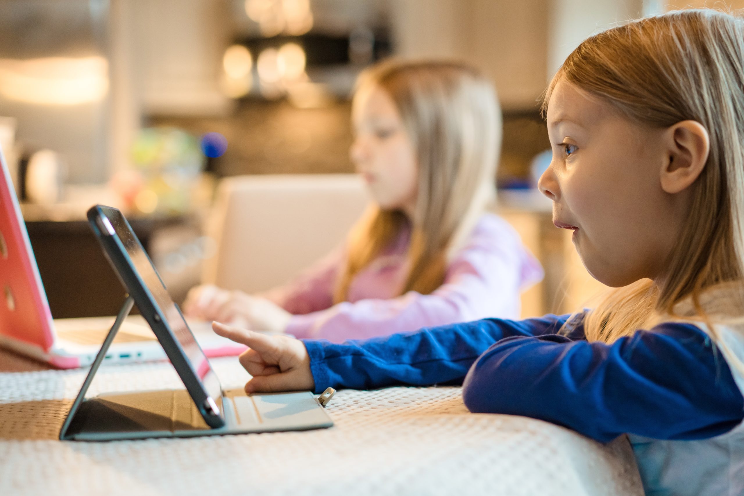 Enfant excité interagissant avec une tablette.