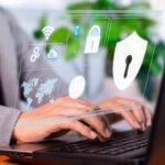 Imagen de cerca de las manos en el teclado con símbolos de seguridad superpuestos sobre la imagen, que demuestra el concepto de ciberseguridad, herramientas de evaluación seguras