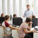 実践的なコンピュータ授業で生徒を指導する教師が、協働学習環境における教育上のベストプラクティスを示している。