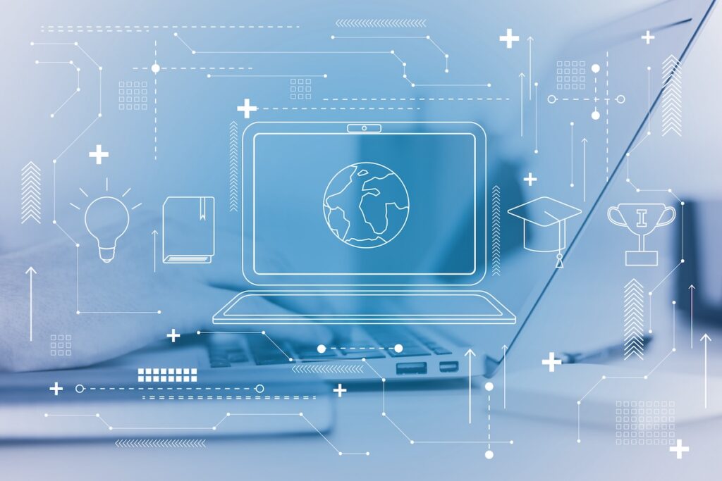Icono de un cuaderno superpuesto sobre la foto de un ordenador portátil con unas manos tecleando, que ilustra el concepto de un entorno tecnológico educativo seguro.